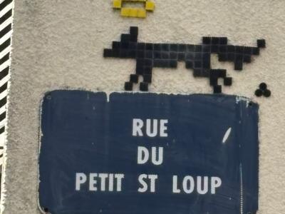 Le loup auréolé du Petit Saint Loup — Street art de Mifamosa à Orléans