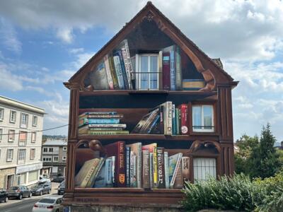 Bibliothèque en trompe-l'œil — Street art de Jan Is De Man à Boulogne-sur-Mer
