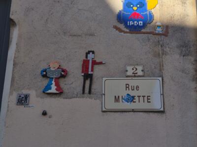 Joueur de ballon en pixels — Street art de M’brick à Dijon