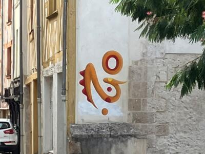 Arabesque orange à crête rouge — Street art à Orléans