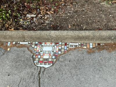 Flacking de céramique au pied d'un trottoir — Street art à Orléans