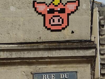 Coiffed Pig on Rue du Port Coiffé — Street art by Mifamosa in Libourne