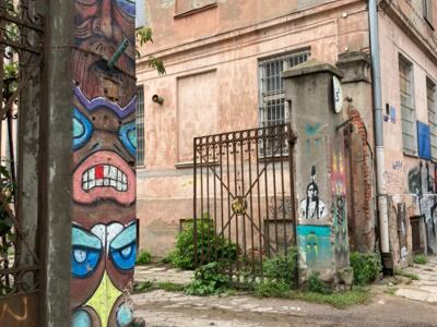 Brama Totem, the Pillar of Faces — Street art in Łódź