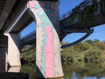 Three-eyed crocodile under the Eole footbridge — Street art in Nanterre