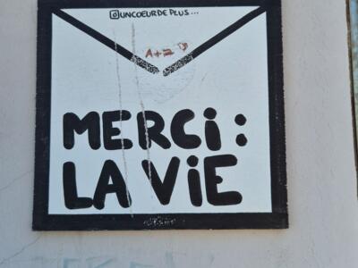 Thank you, life — Street art by Un Coeur de Plus in La Ciotat