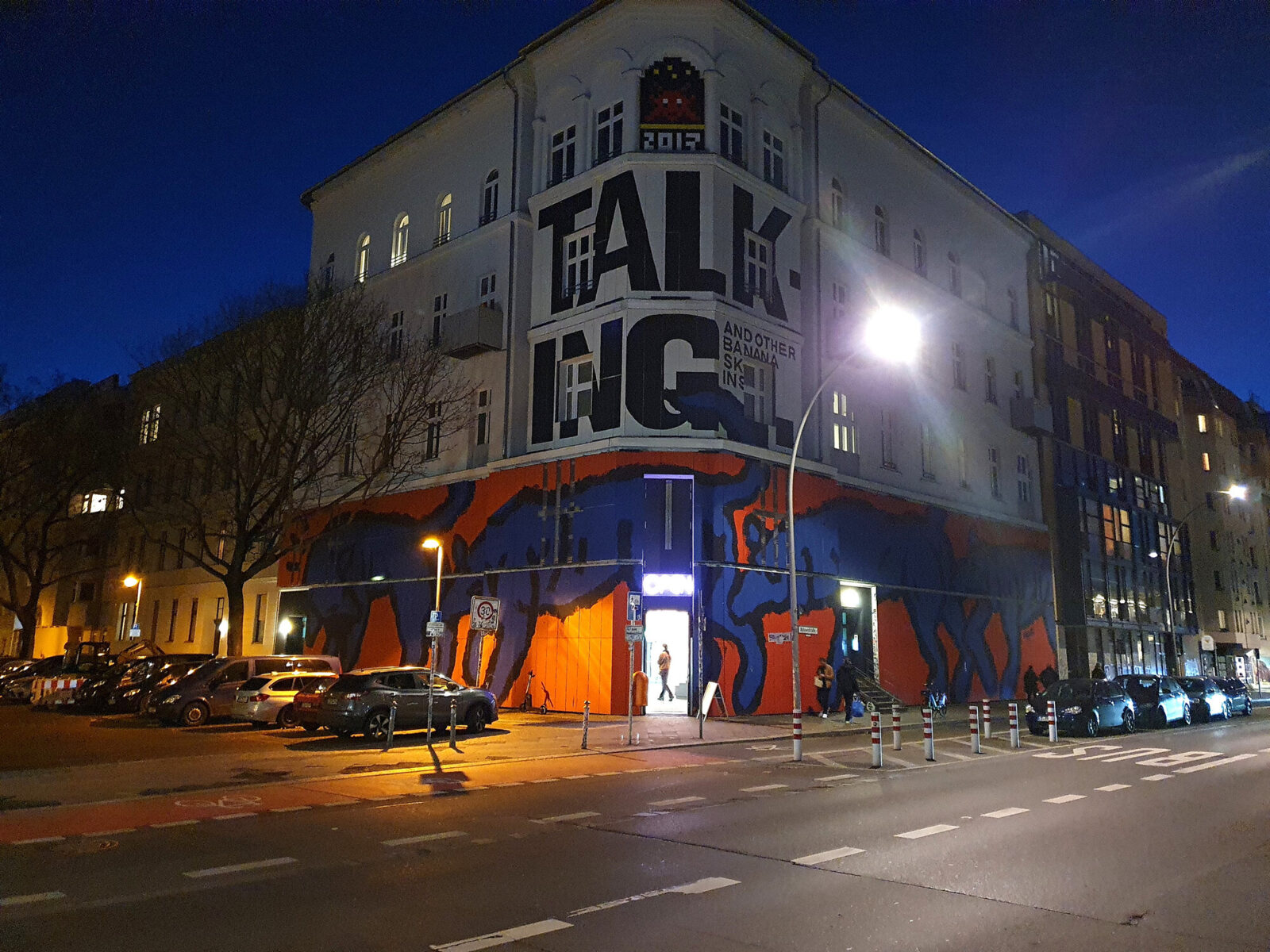 The entrance on the corner of Bülowstraße and Zietenstraße in January 2024, under the “TALKING… and other bad habits” façade. Photo: Cookroach, CC BY-SA 4.0, via Wikimedia Commons.