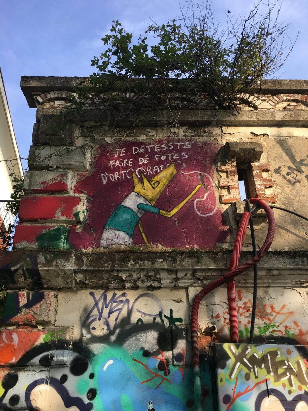 A deliberately misspelled boast, painted high on a ruined building at 86 quai des Queyries. The vegetation growing along the cornice is a reminder of what the site looked like before its conversion.