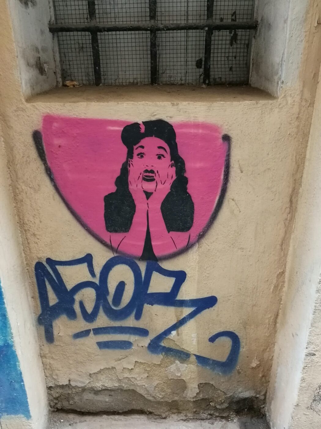 Pochoir de La nena wapa wapa sur la Plaça del Carme, la place qui a donné son nom au quartier.