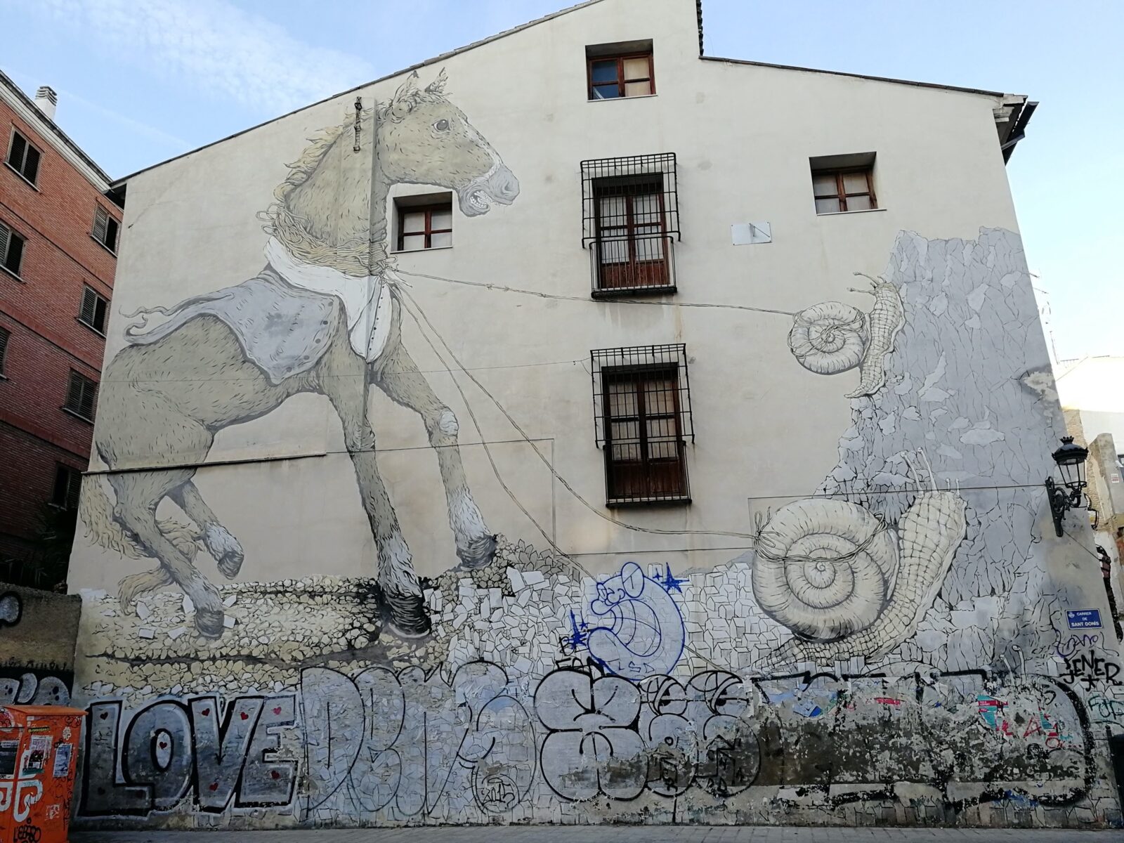 Cheval et escargot par Ericailcane, près de la Plaça de Tavernes de Valldigna.