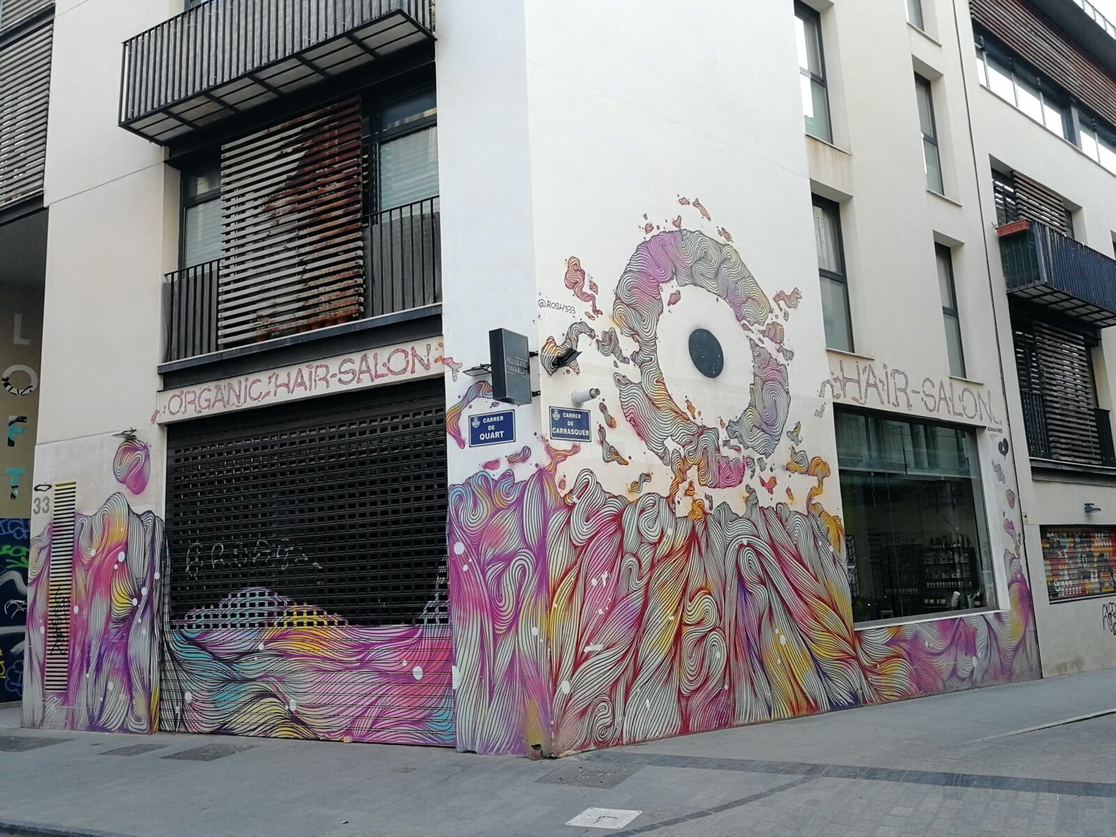 L'œil tourbillonnant de Rosh333, Carrer de Quart : les tags des débuts ont laissé place à des compositions figuratives.