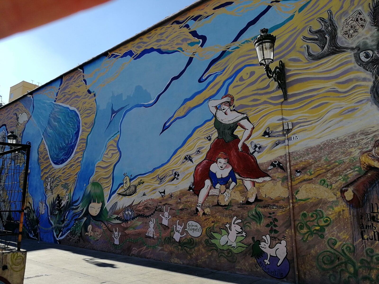 Fresque narrative de Barbi aux tourbillons d'inspiration Van Gogh.