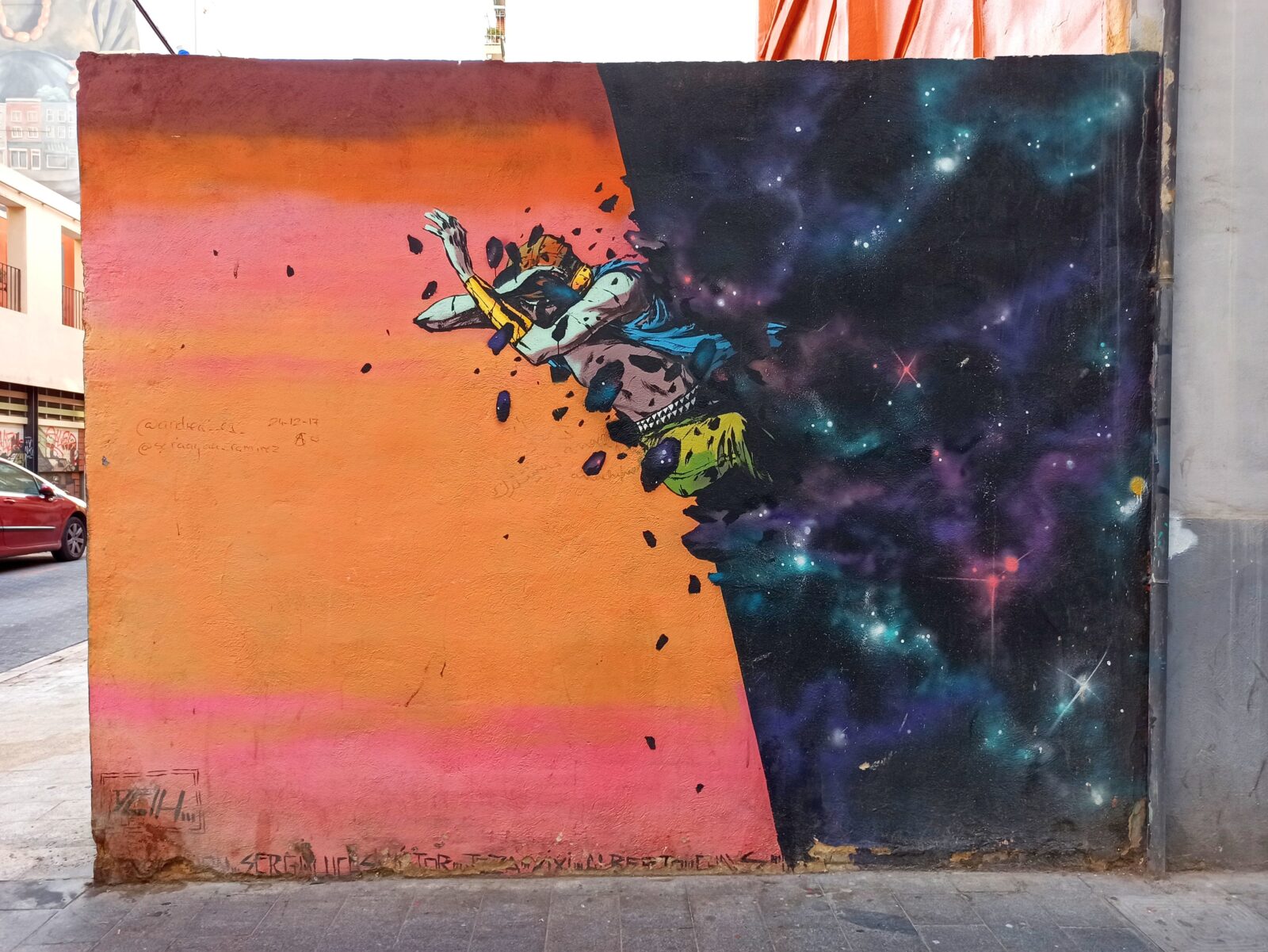 Personnage en explosion cosmique par Deih XLF, Carrer de na Jordana.