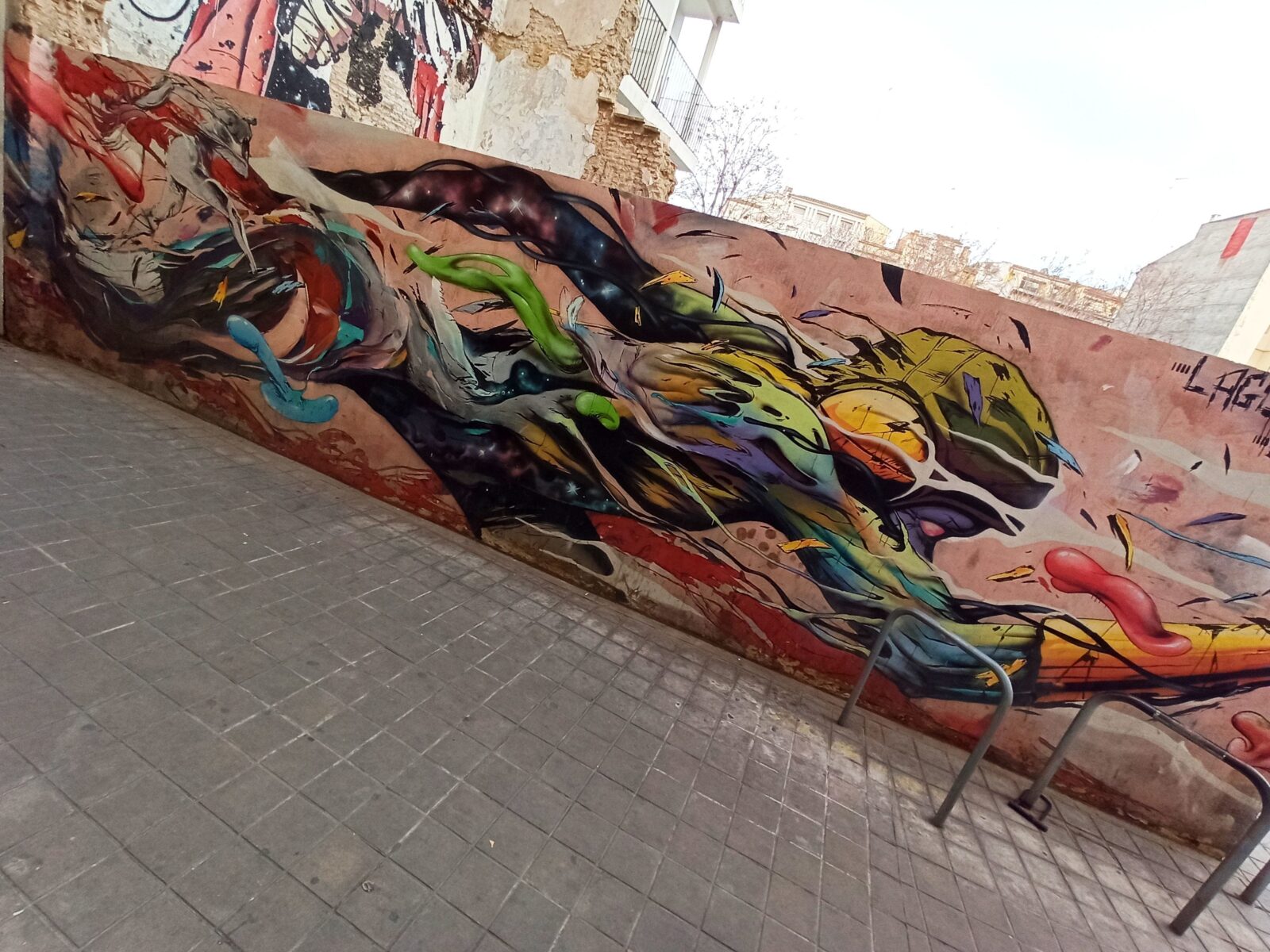 Fresque abstraite de Deih XLF, un habitué des murs du quartier.