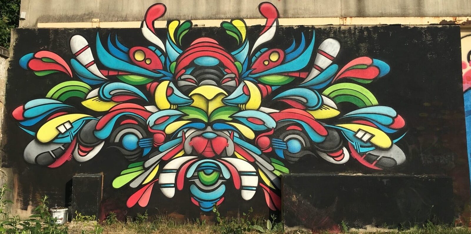 Psychedelic symmetrical totem by Raphaël, rue Hortense.