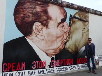 Baiser fraternel socialiste germany-berlin-graffiti
