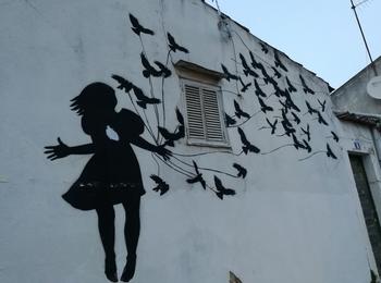Lady birds portugal-lisboa-graffiti