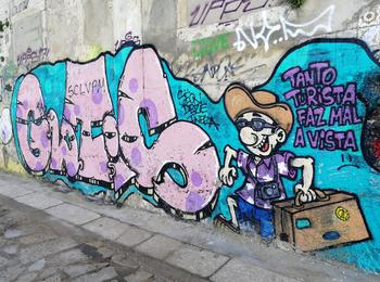 Tanto turista faz mal a vista portugal-almada-graffiti