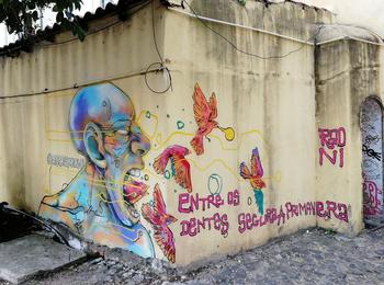 Entre os dentes segura a primavera portugal-lisboa-graffiti