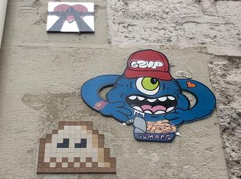 Street art A2 invader gzup france-paris-sticking