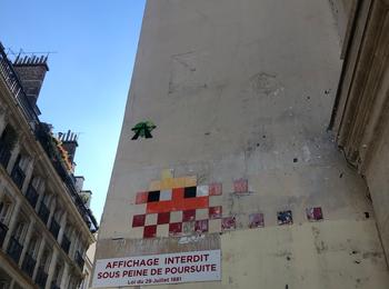 Invader france-paris-sticking
