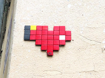 Street heart france-paris-graffiti