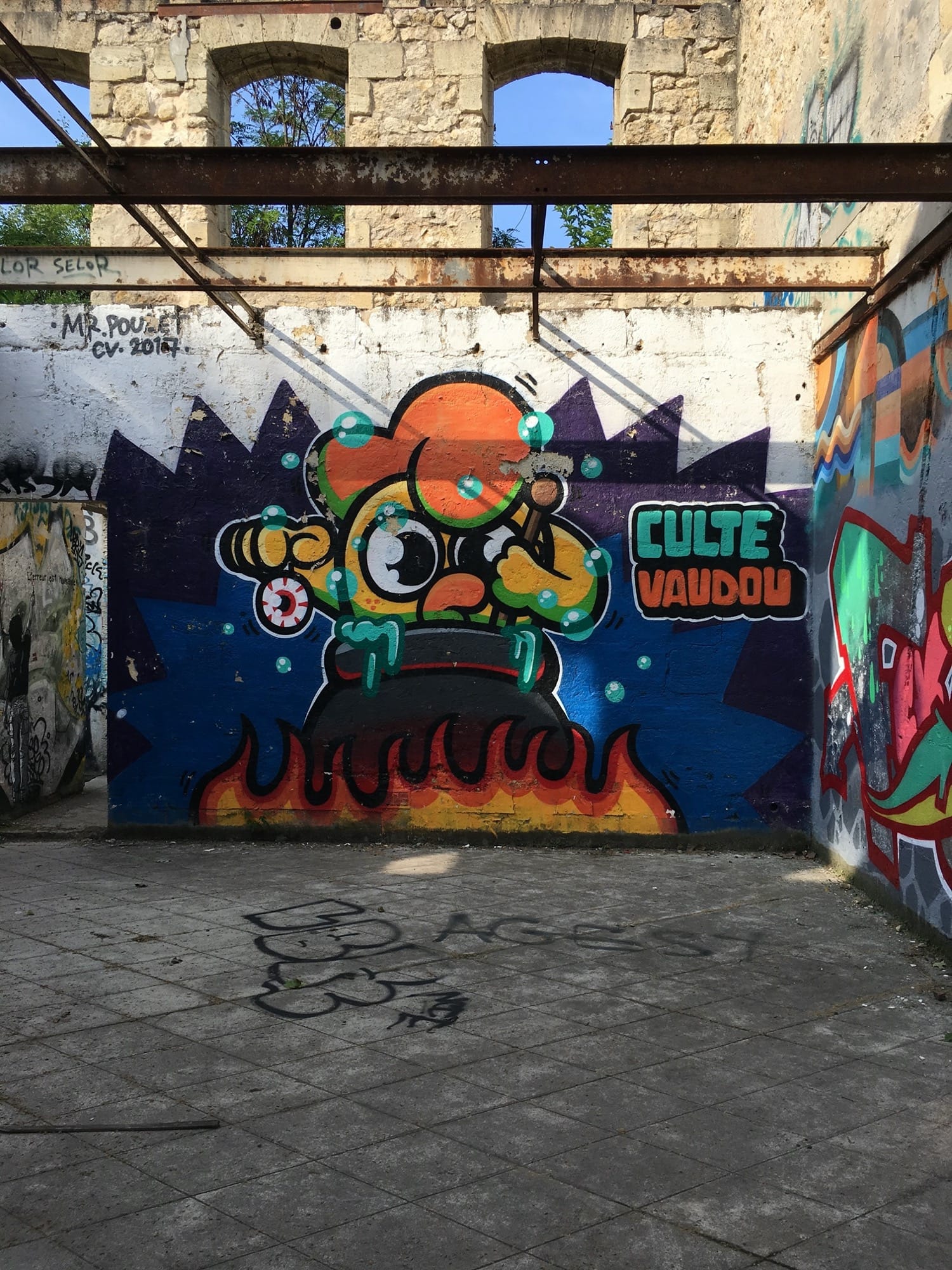 Graffiti 374  capturé par Julien à Bordeaux France