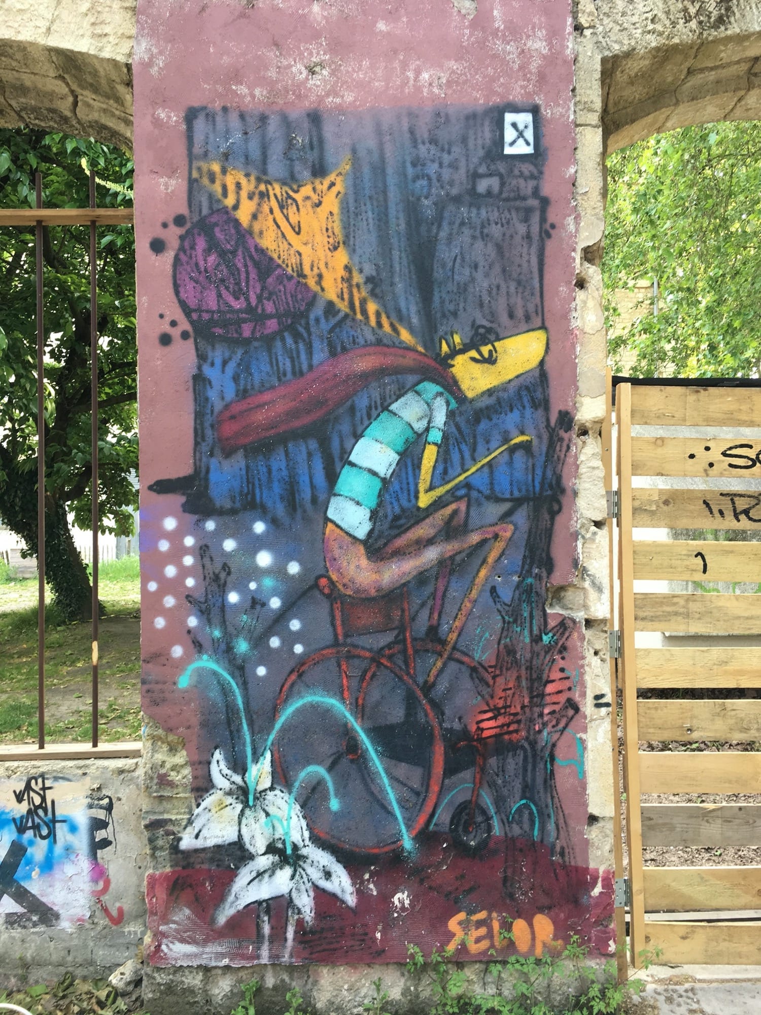 Graffiti 375  capturé par Julien à Bordeaux France