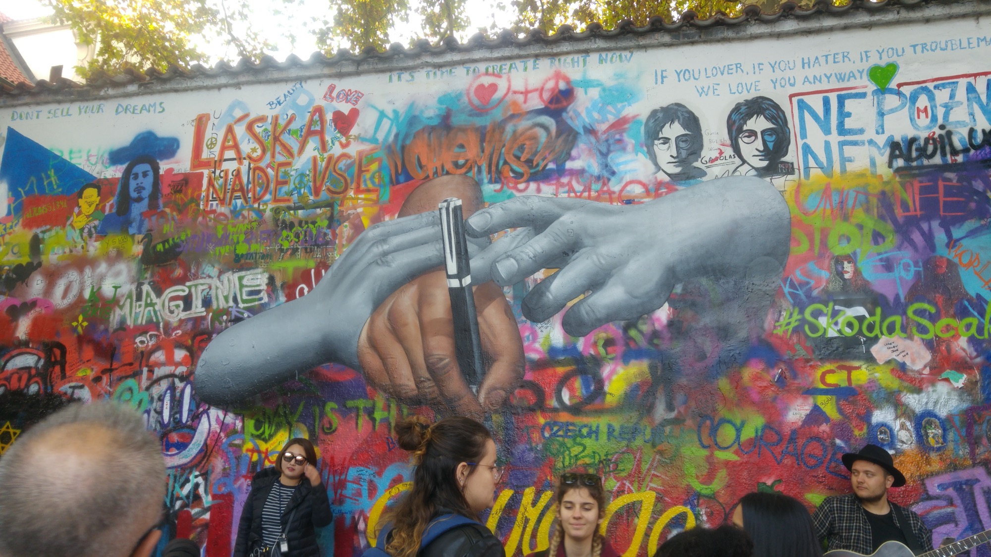 Graffiti 495 John Lennon Wall capturé par Simon à Prague Czechia