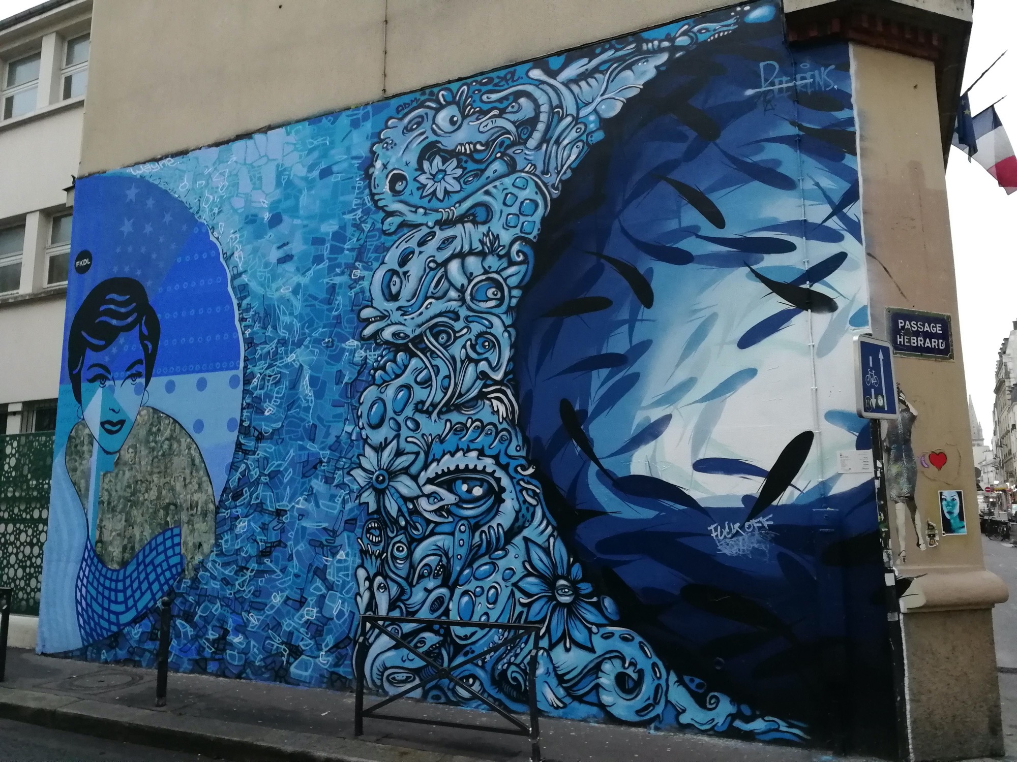 Graffiti 534 Blue Souls de Nosbe capturé par Rabot à Paris France