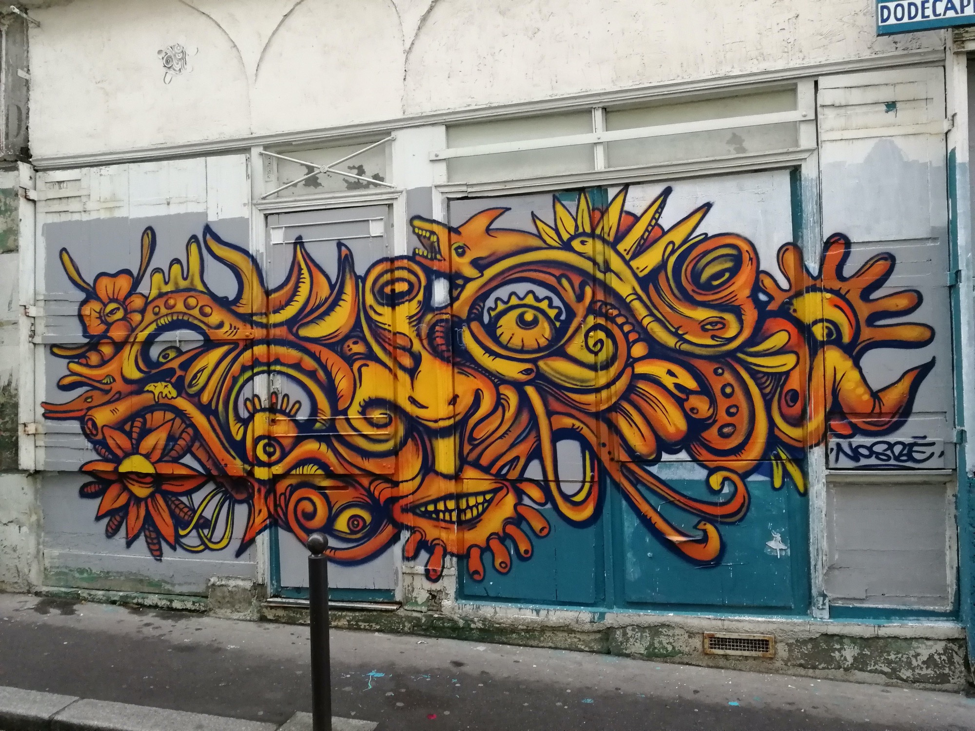 Graffiti 627  by the artist Nosbe captured by Rabot in Paris France