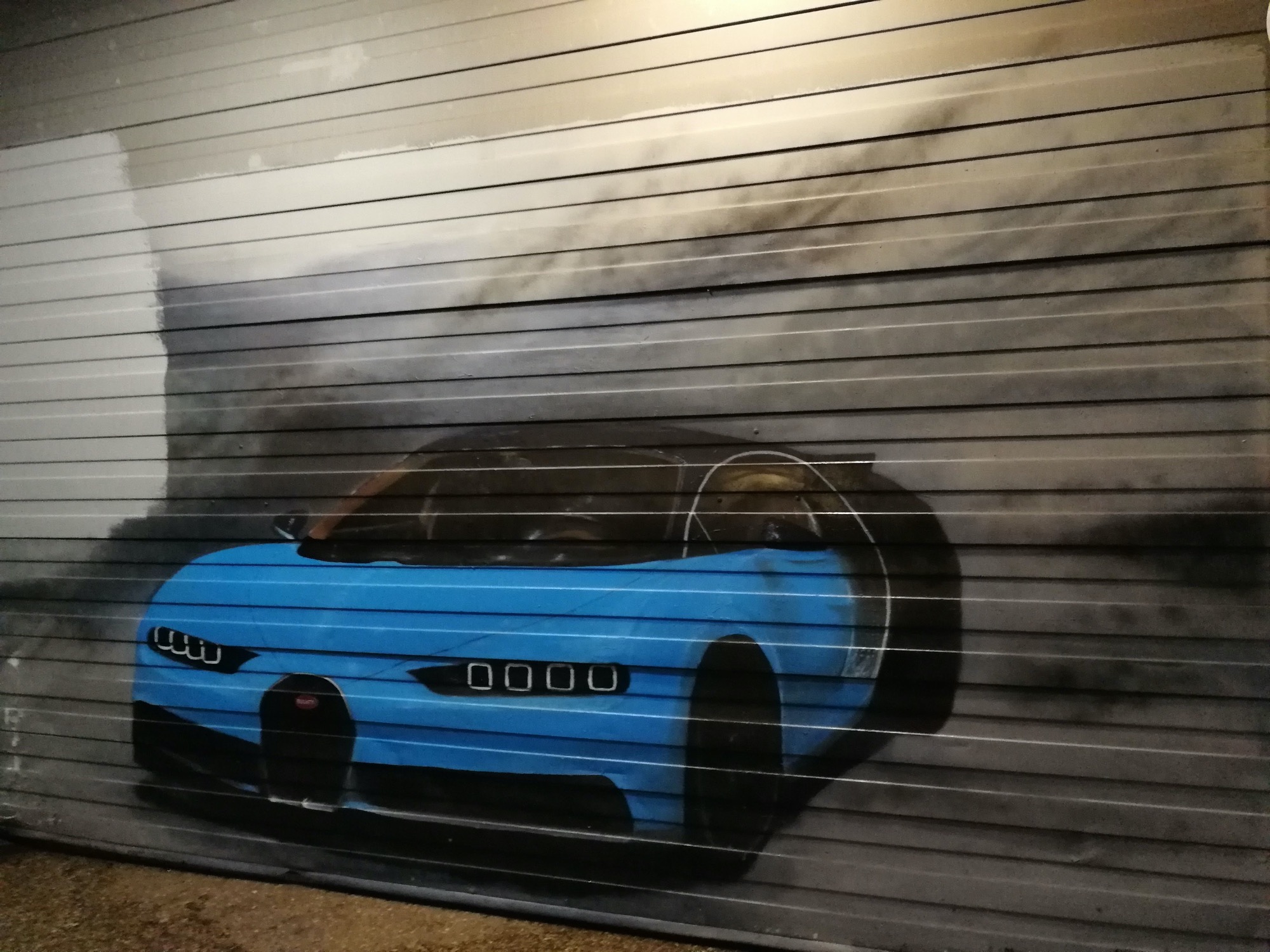 Graffiti 655 Bugatti Veyron capturé par Rabot à Paris France