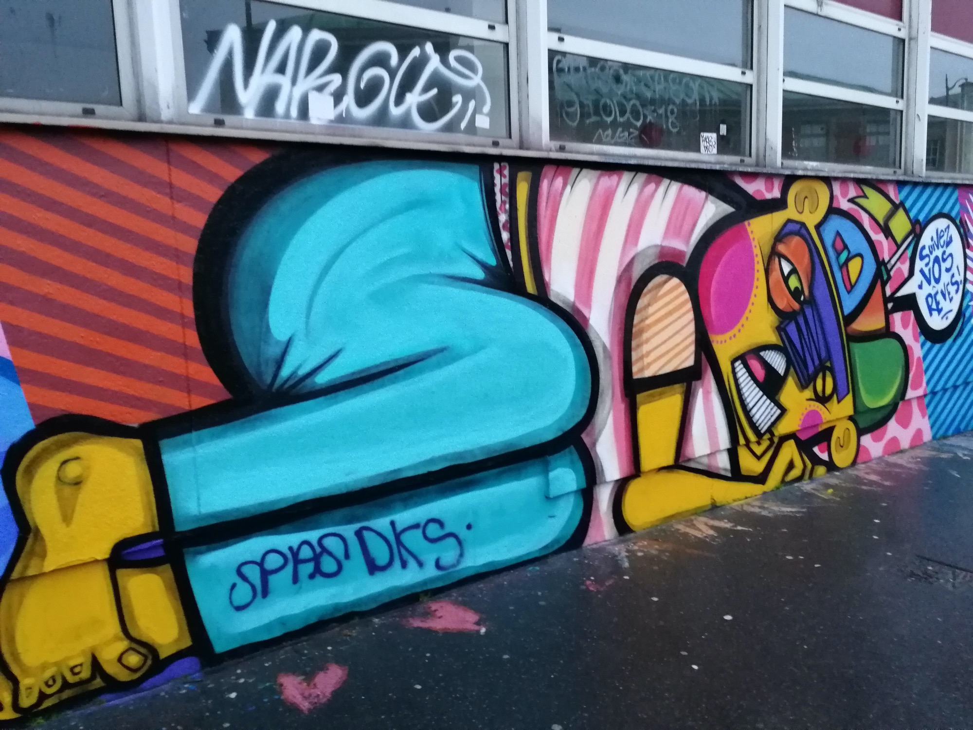 Graffiti 672  de Toys Daniel capturé par Rabot à Paris France