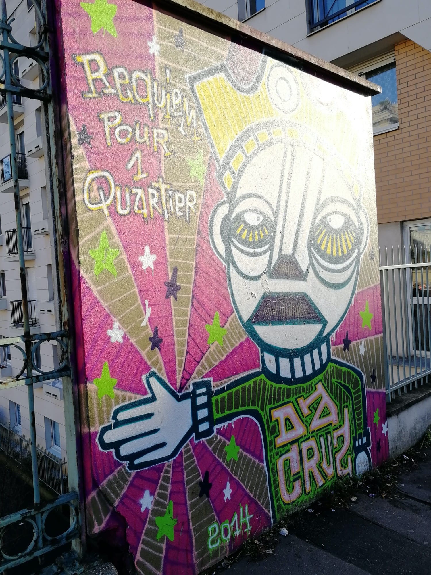 Graffiti 699  by the artist Da Cruz captured by Rabot in Paris France