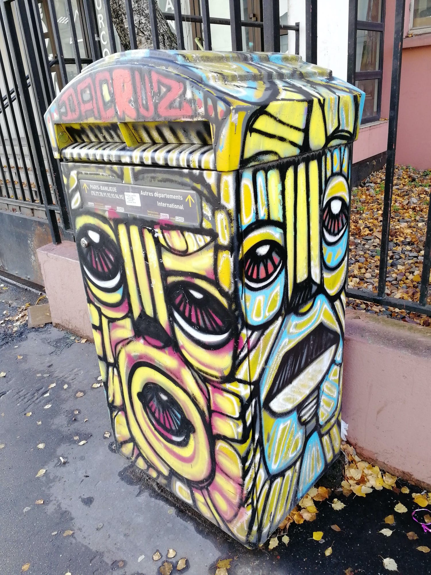 Graffiti 704  de Da Cruz capturé par Rabot à Paris France