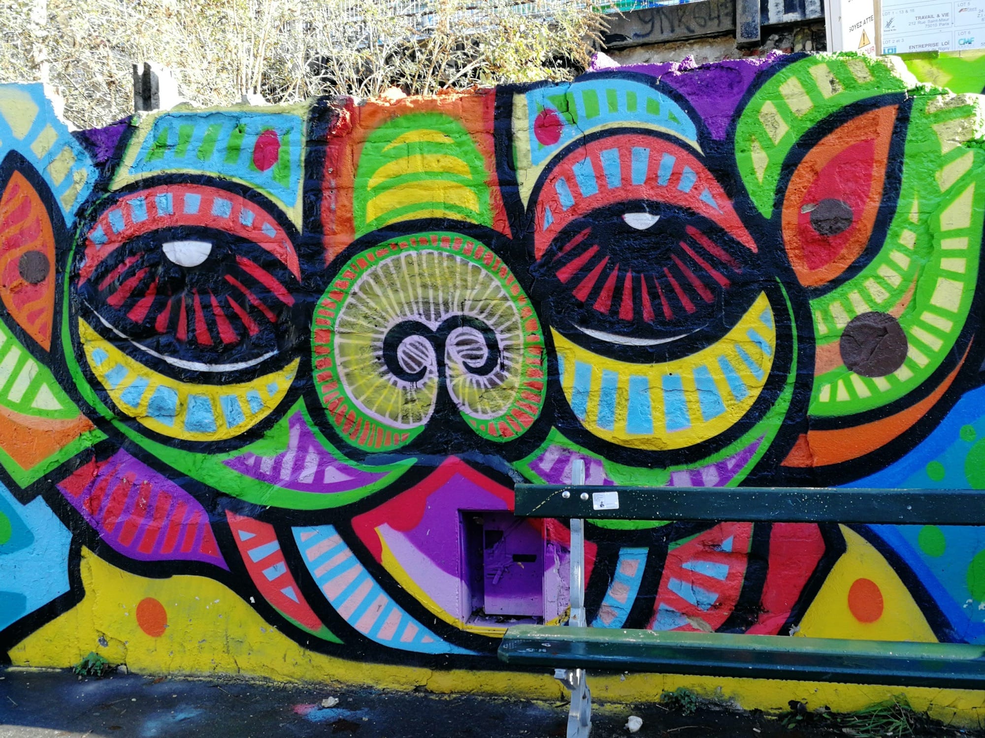 Graffiti 706  by the artist Da Cruz captured by Rabot in Paris France