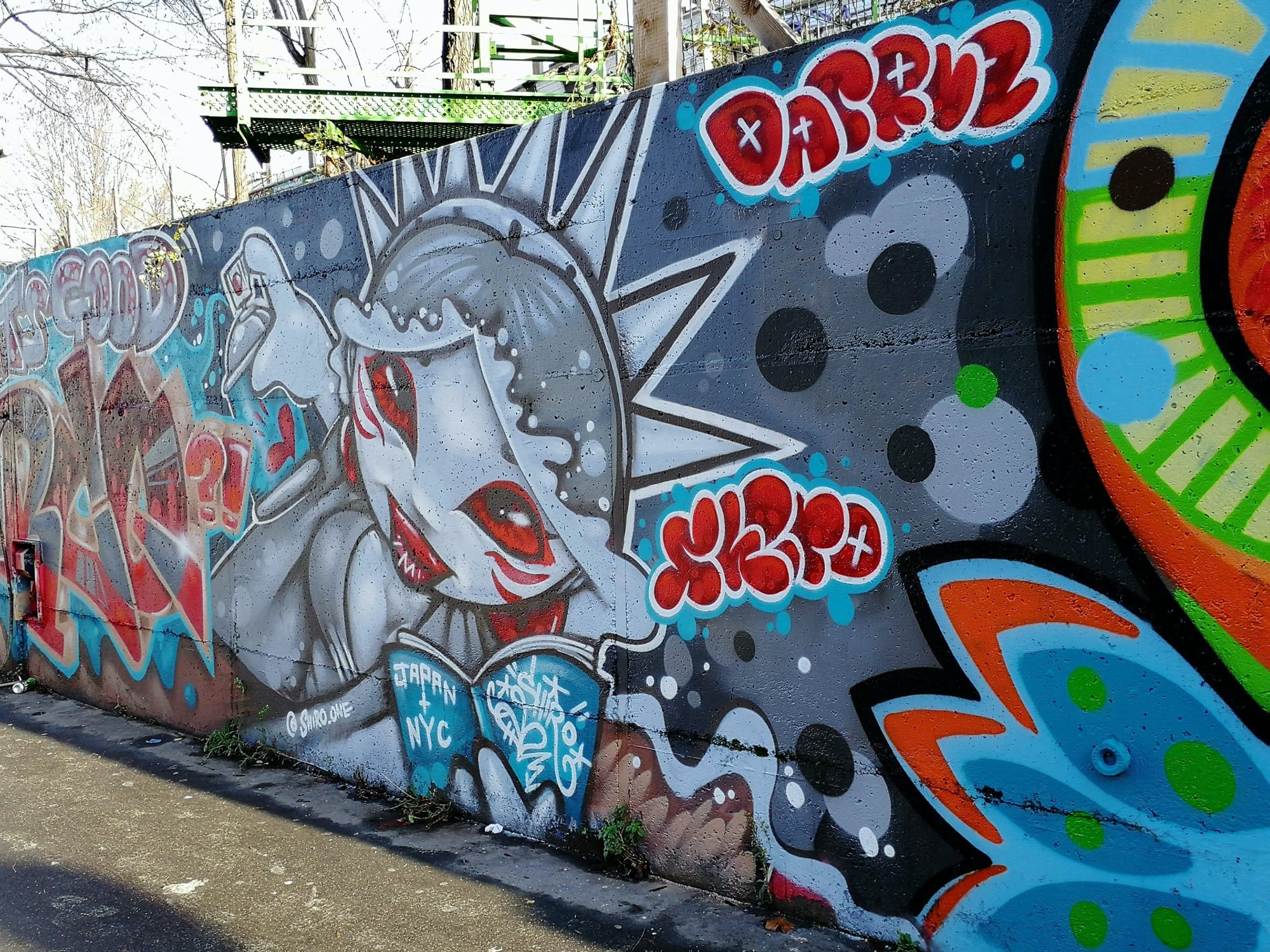 Graffiti 720  by the artist Shiro captured by Rabot in Paris France