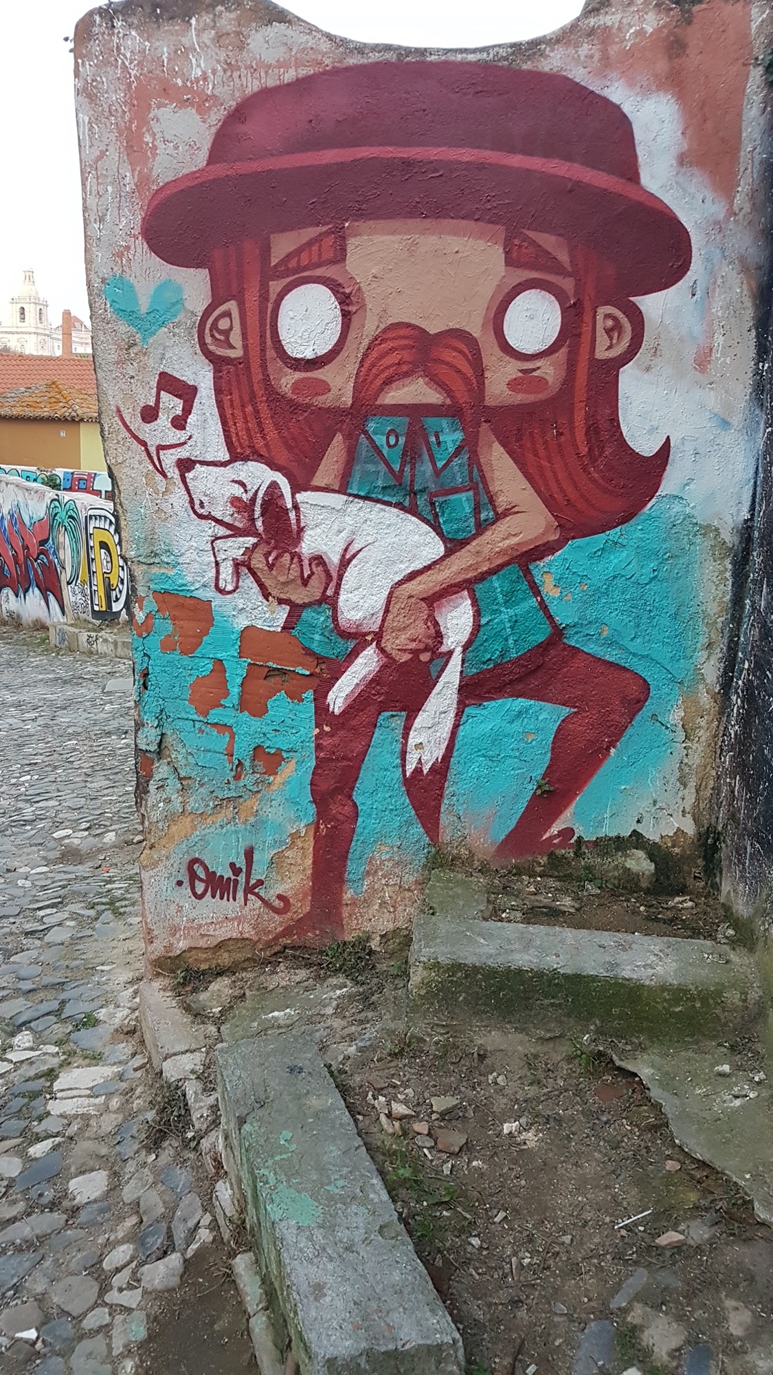 Graffiti 934  de Omik capturé par Rabot à Lisboa Portugal