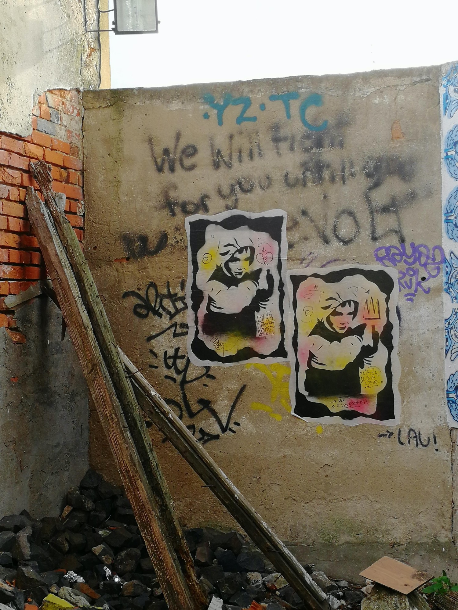 Graffiti 1001  capturé par Rabot à Lisboa Portugal