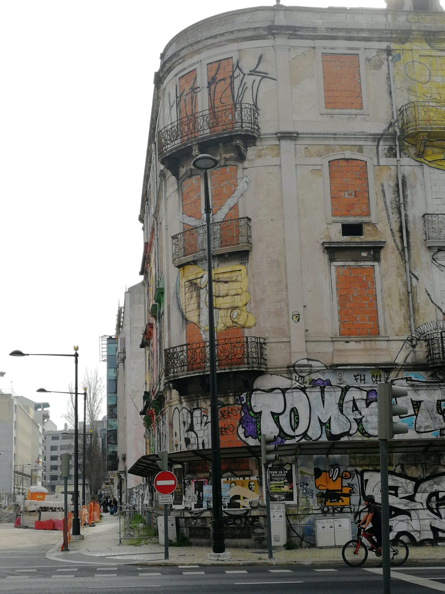 Graffiti 1005  capturé par Rabot à Lisboa Portugal