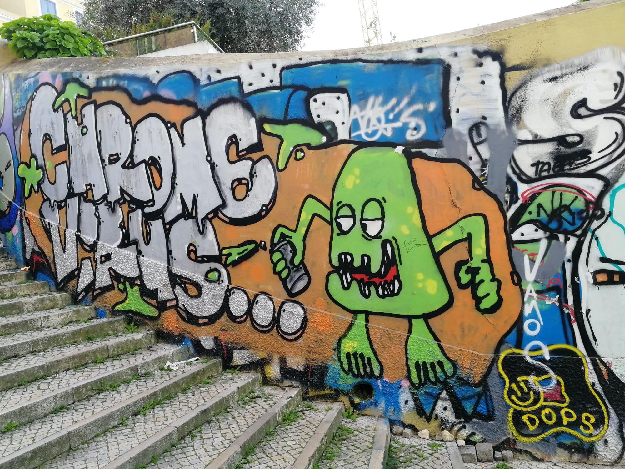 Graffiti 1006  capturé par Rabot à Lisboa Portugal