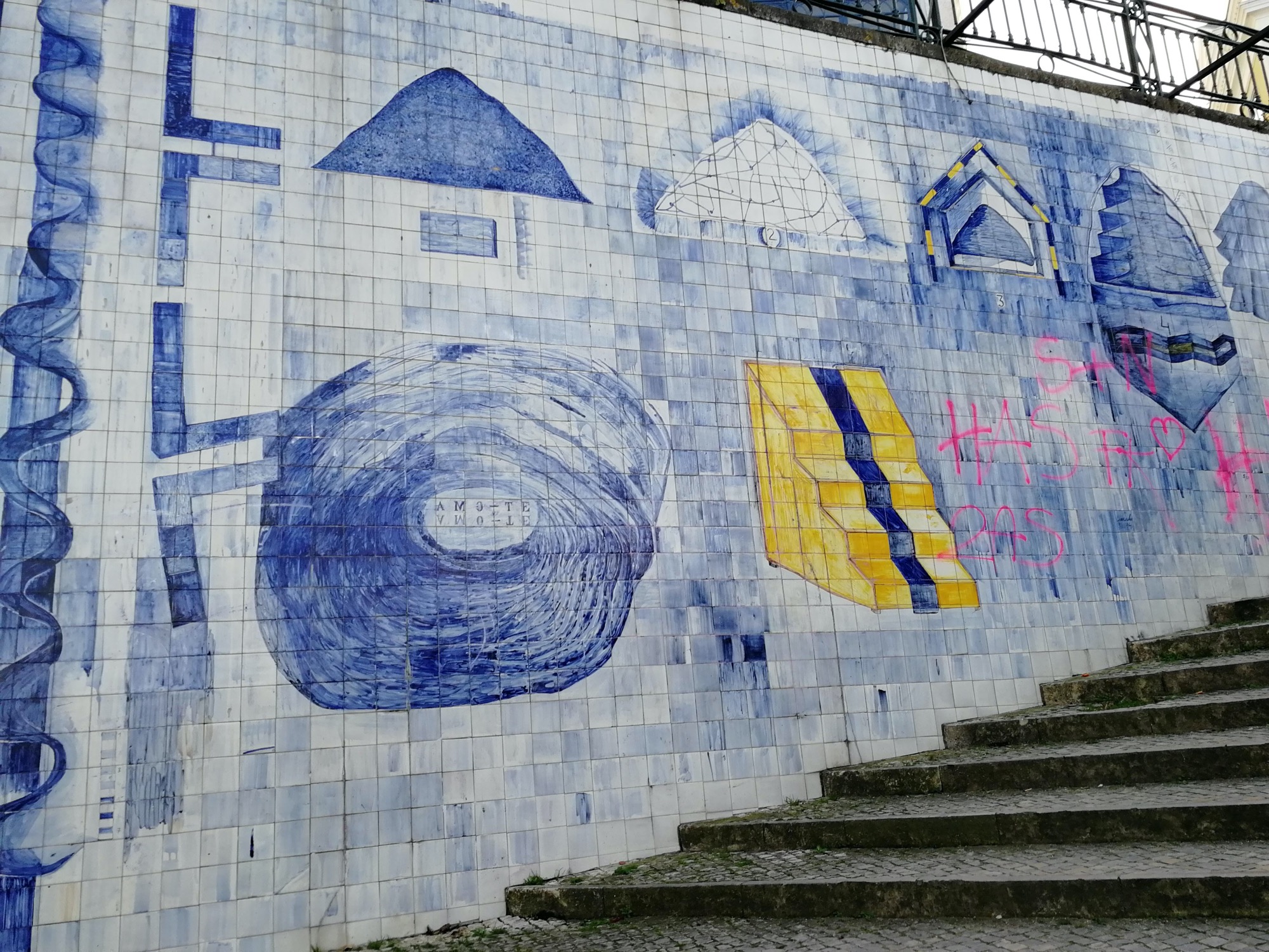 Graffiti 1007  capturé par Rabot à Lisboa Portugal