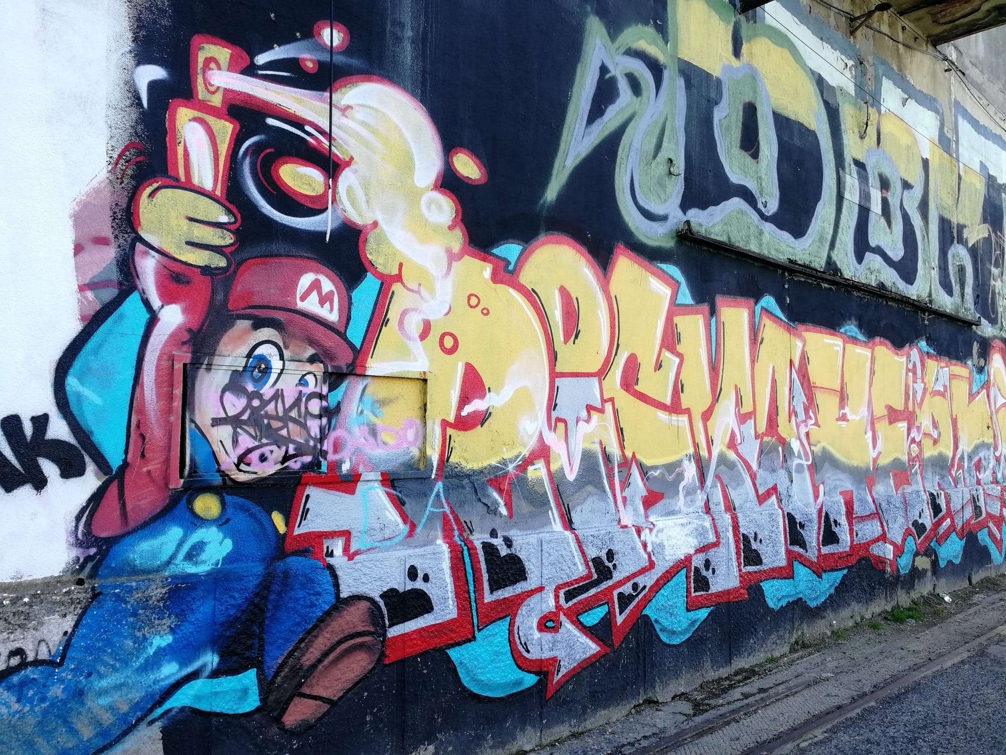 Graffiti 1012 Mario capturé par Rabot à Lisboa Portugal