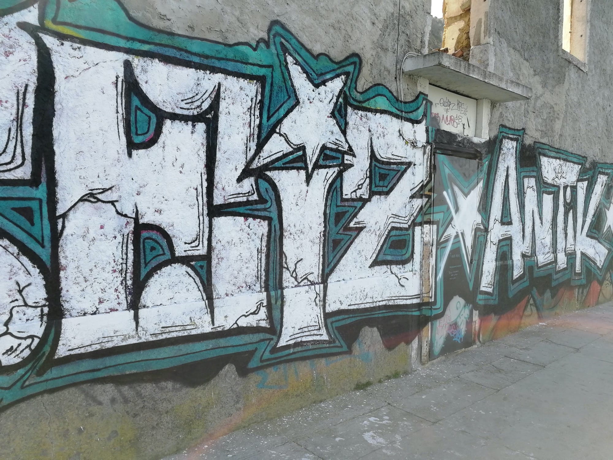Graffiti 1037  capturé par Rabot à Lisboa Portugal