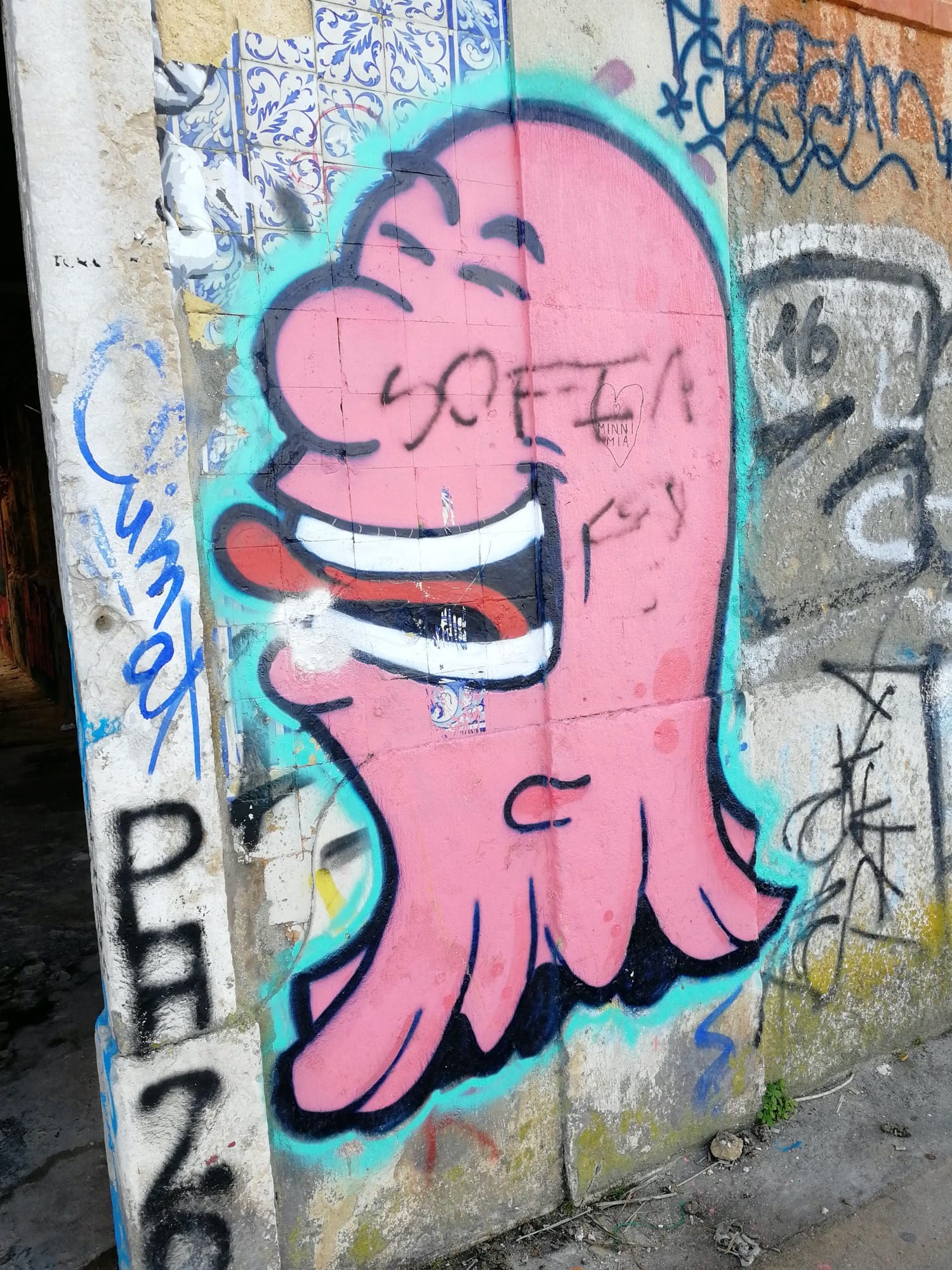 Graffiti 1039  capturé par Rabot à Lisboa Portugal