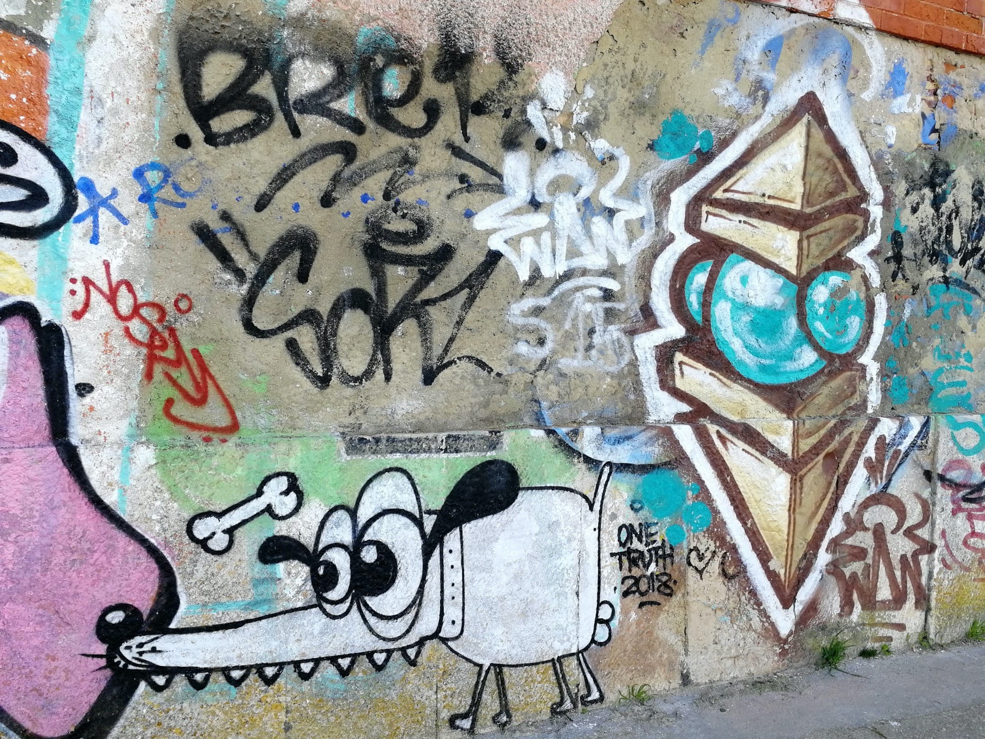 Graffiti 1042  capturé par Rabot à Lisboa Portugal