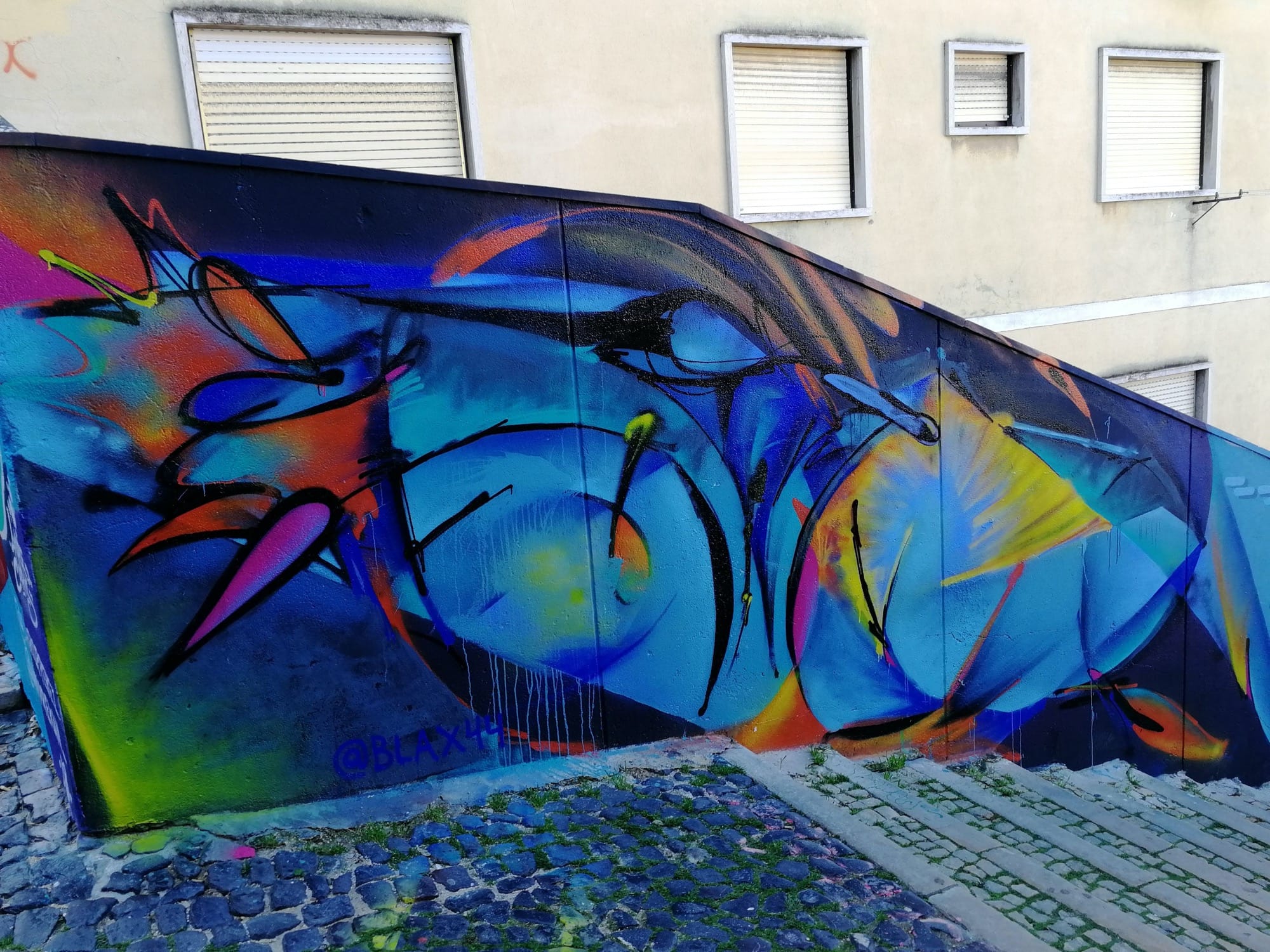 Graffiti 1086  capturé par Rabot à Lisboa Portugal