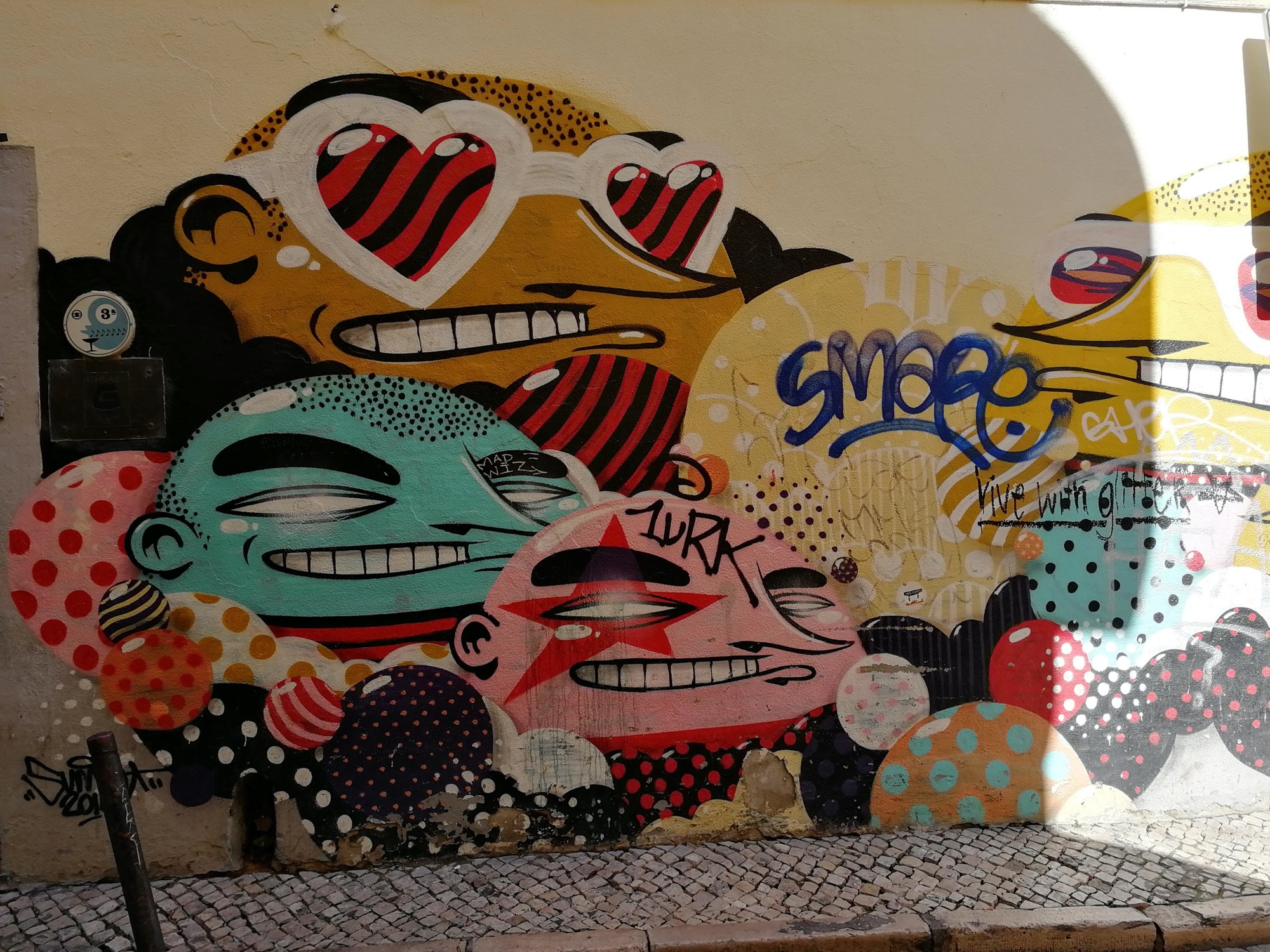 Graffiti 1107  capturé par Rabot à Lisboa Portugal