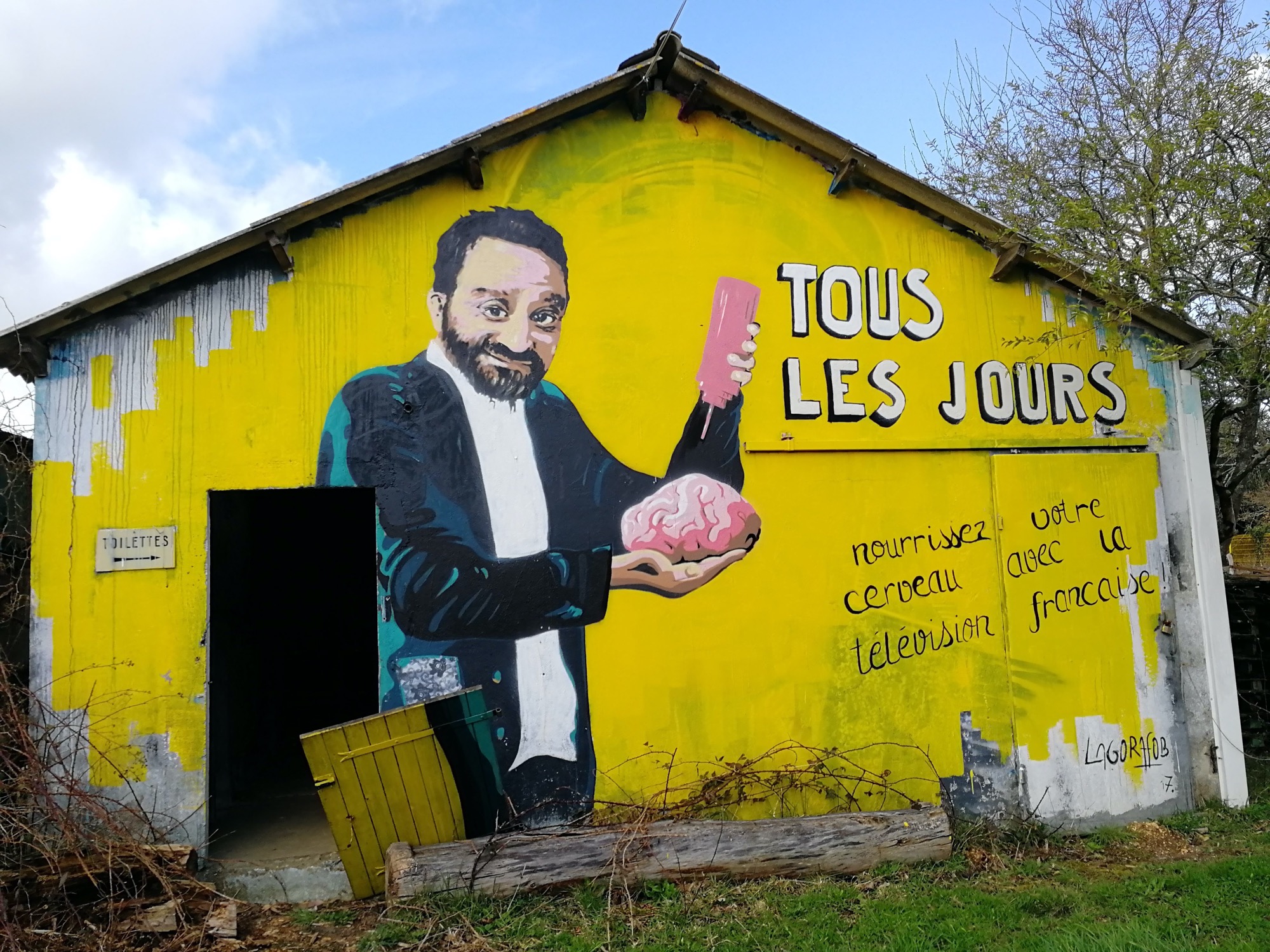 Graffiti 1290 TPMP Hanouna capturé par Rabot à Saint-Nicolas-de-Redon France