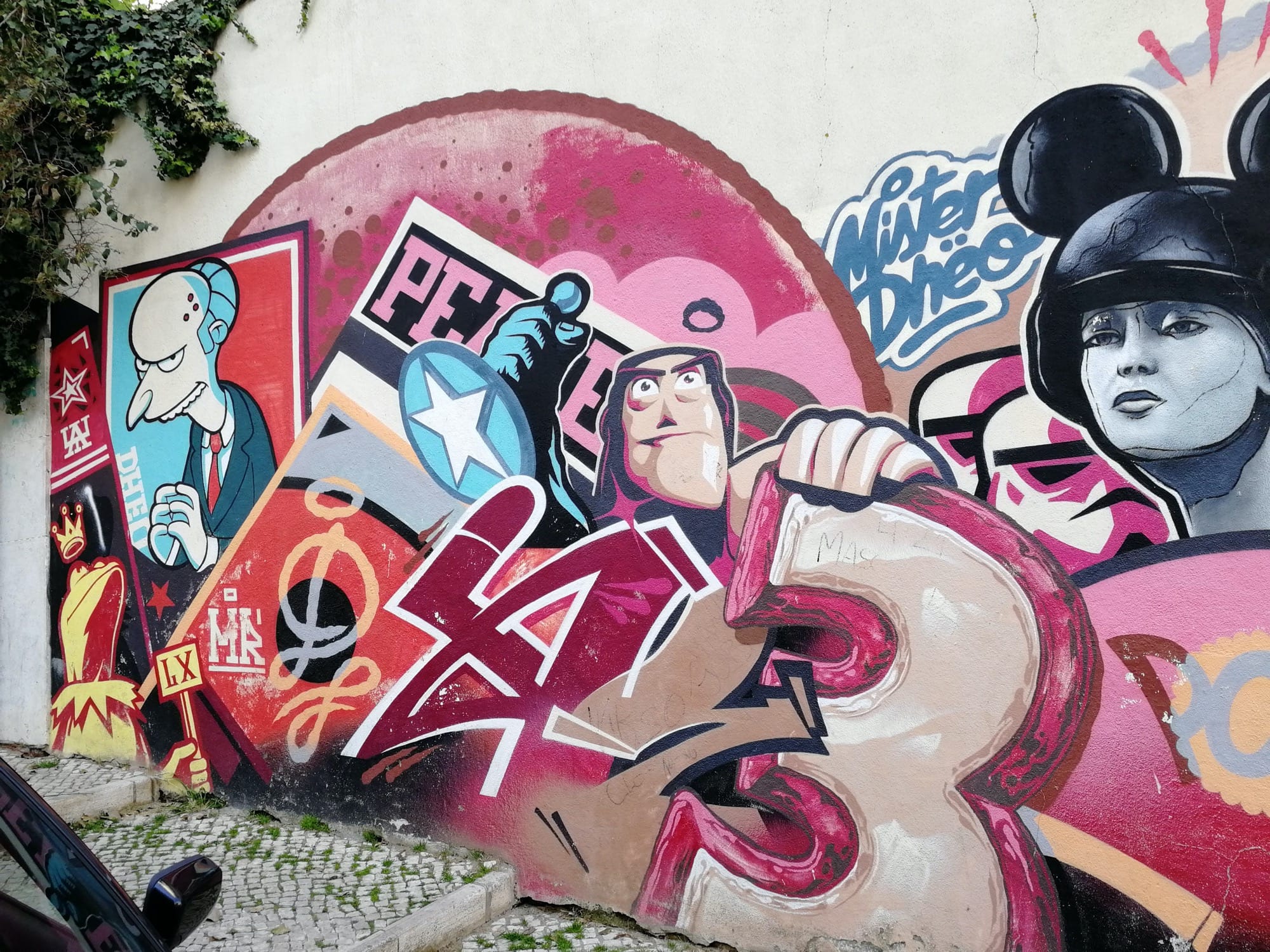 Graffiti 1897 M&Ms, Donald, Bender, Captain America, Simpson capturé par Rabot à Lisboa Portugal