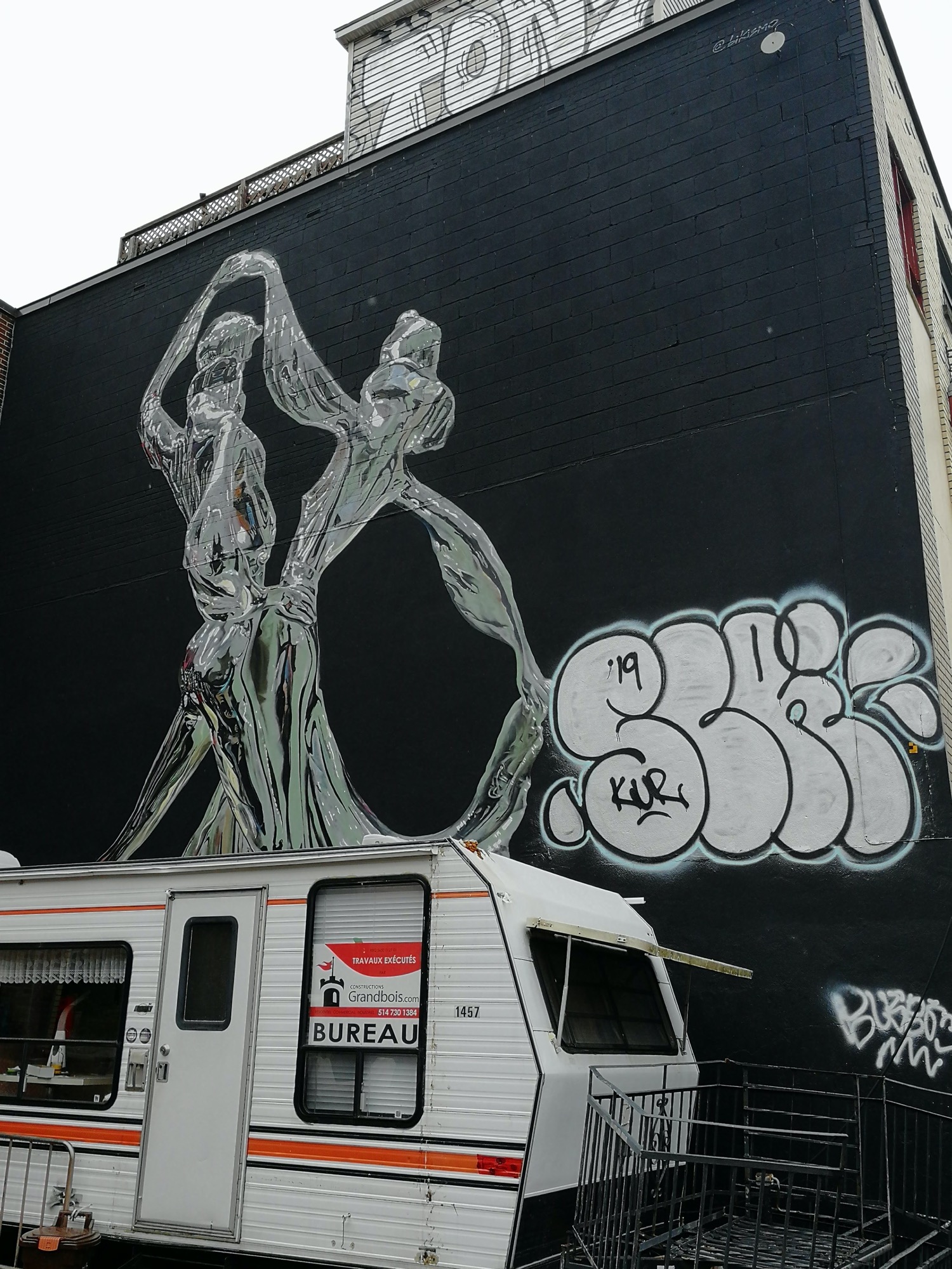 Graffiti 2121  capturé par Rabot à Montréal Canada